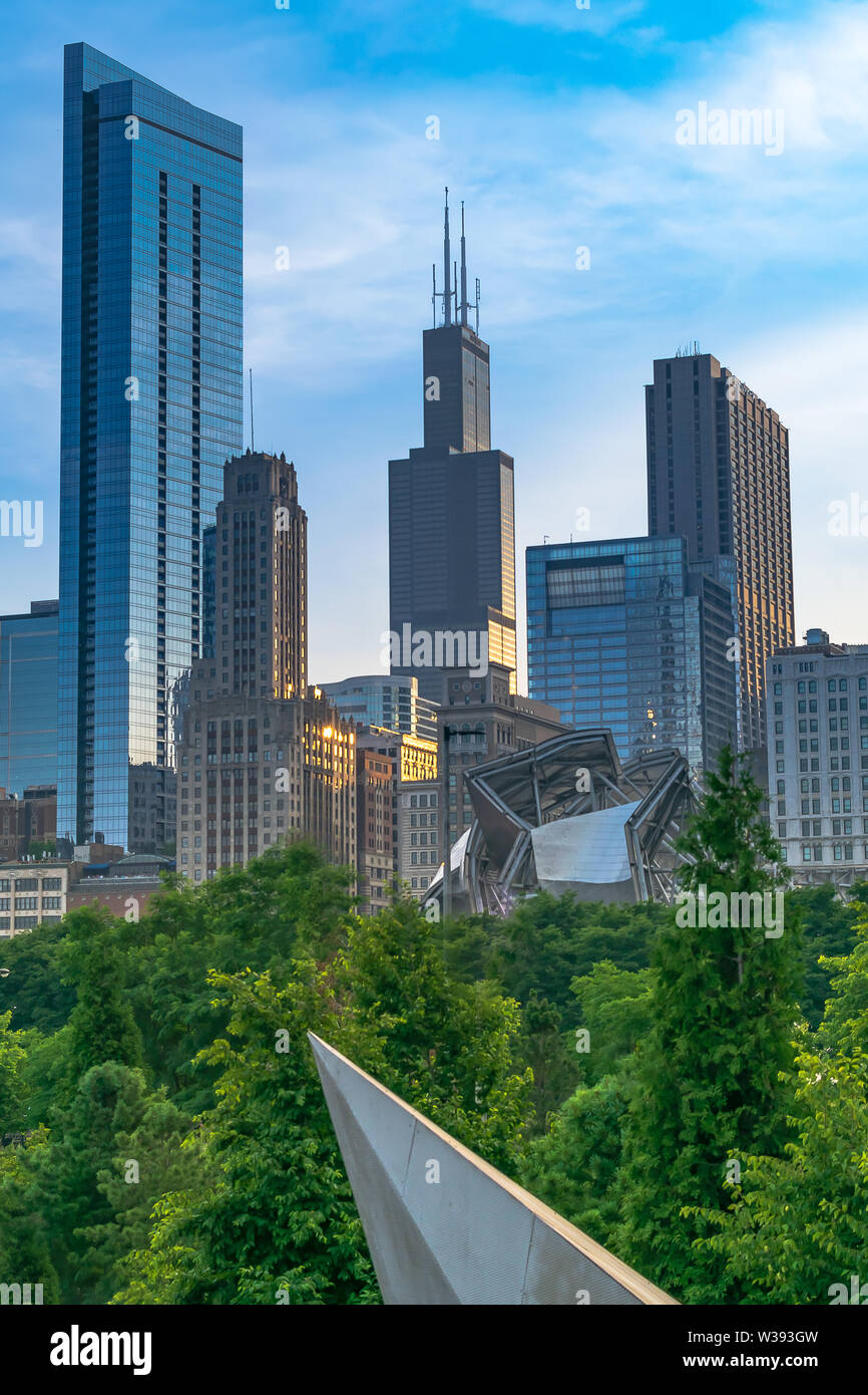 La bellissima Chicago skyline su una chiara serata estiva evidenziando Maggie Daley Park, il Jay Pritzker Pavilion e la Sears Tower. Foto Stock