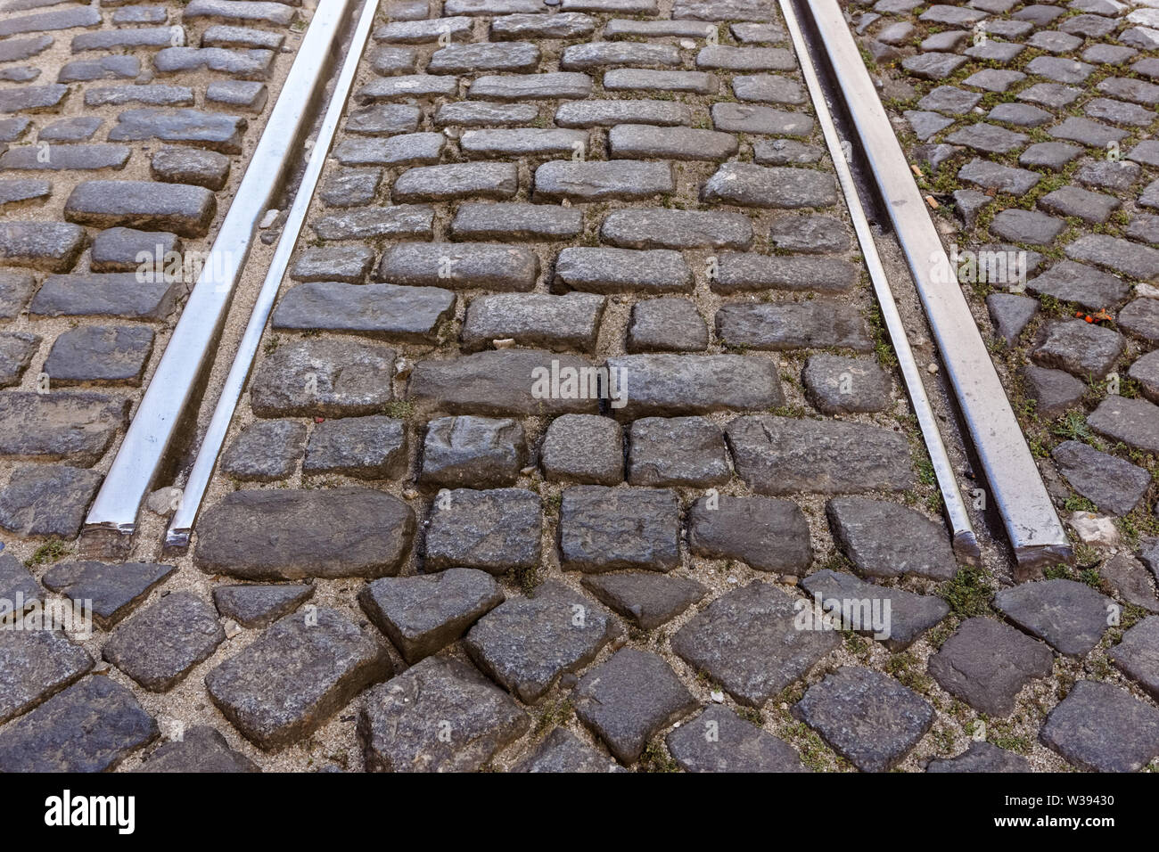Dead End di binari del tram sulla strada di ciottoli nel quartiere di Alfama, Lisbona, Portogallo Foto Stock