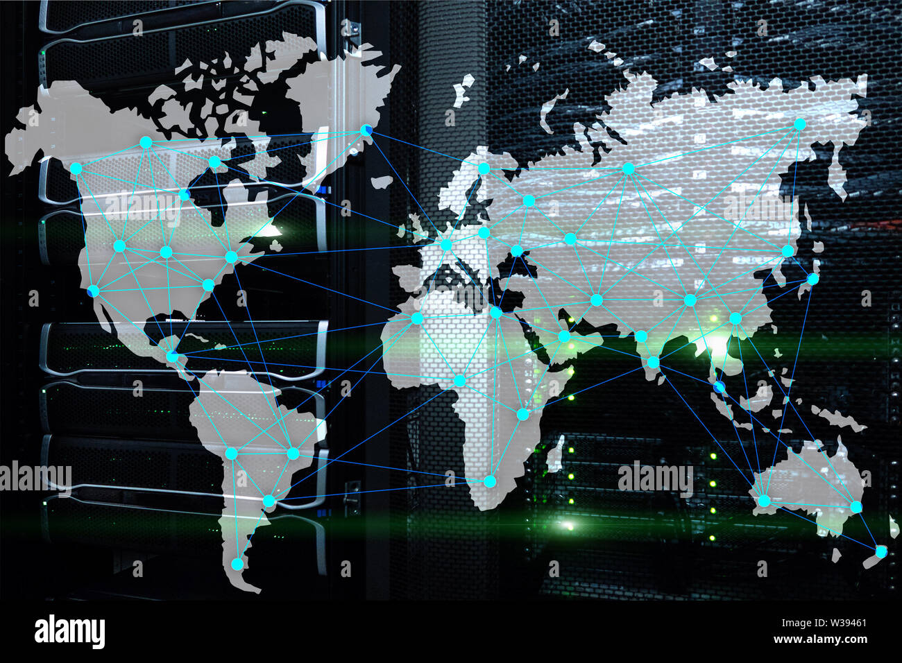 Internet e il concetto di telecomunicazione con mappa del mondo sulla sala server sullo sfondo Foto Stock