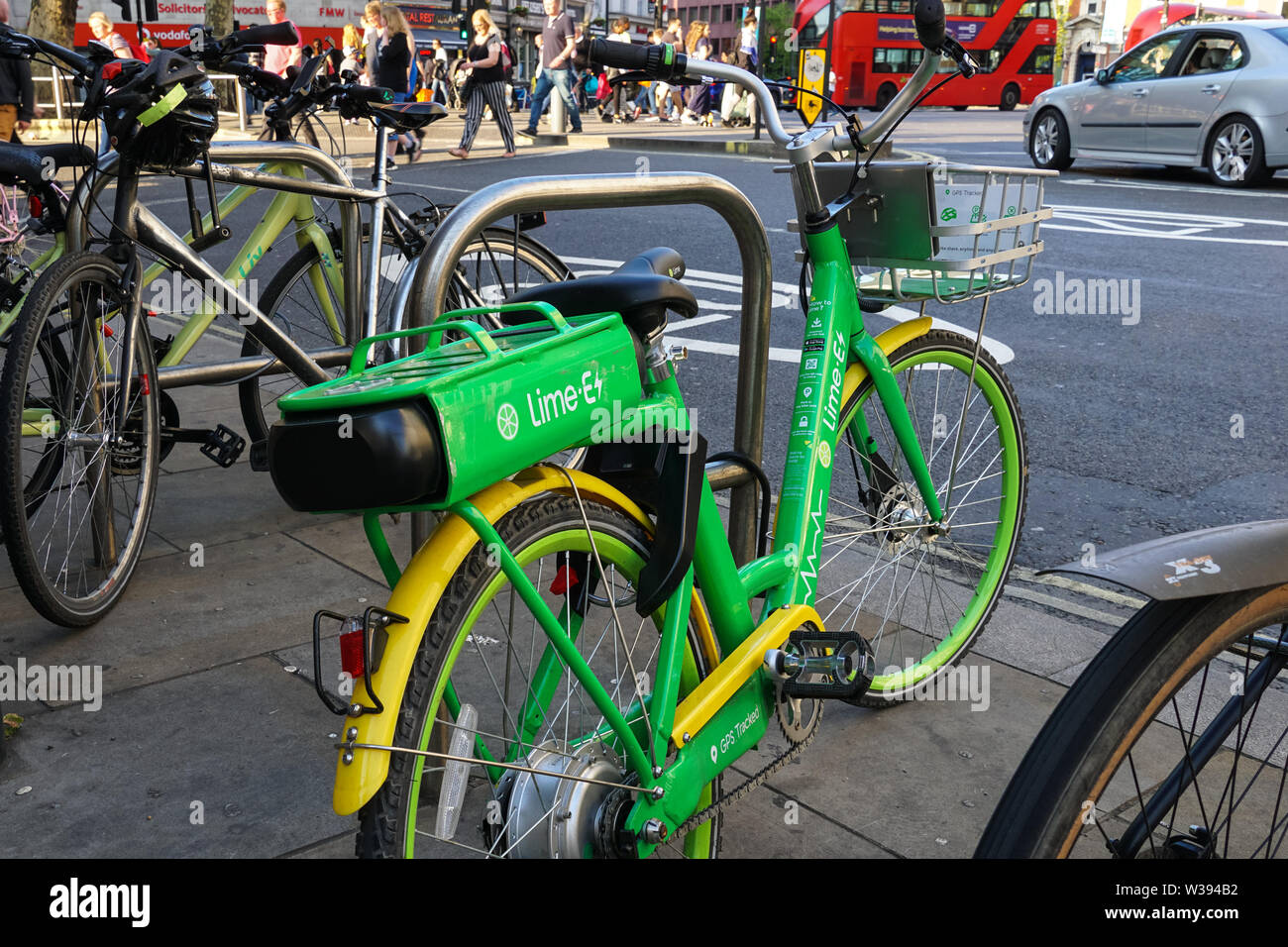 Bicicletta elettrica Dockless Lime-e a Londra, Inghilterra Regno Unito Regno Unito Foto Stock