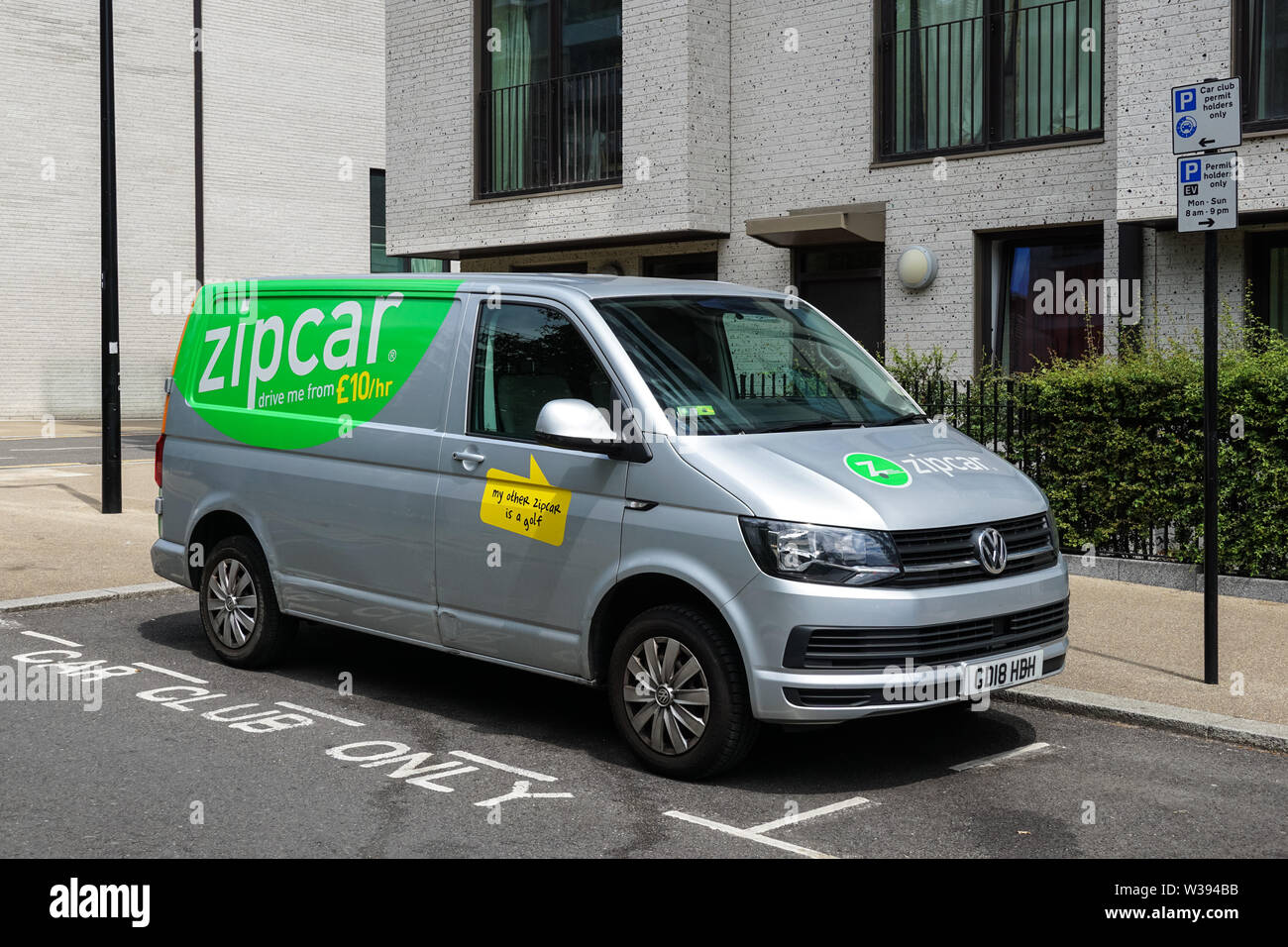 Zipcar van sulla strada residenziale in London, England Regno Unito Regno Unito Foto Stock