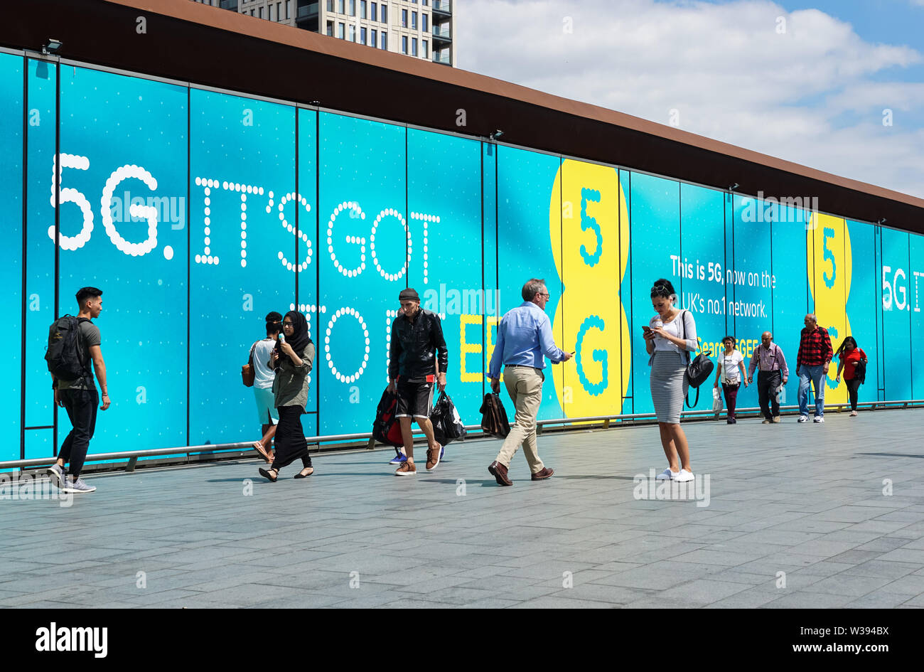 EE 5G network pubblicitario in Londra England Regno Unito Regno Unito Foto Stock