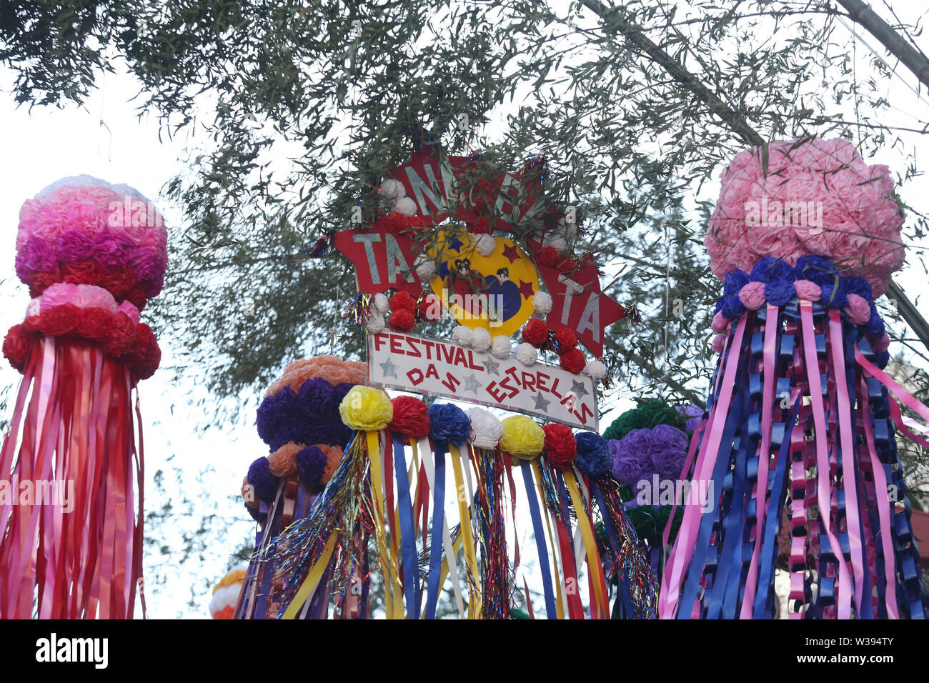 Sao Paulo, Brasile. 13 Luglio, 2019. I partecipanti di la quarantunesima edizione del Tanabata Matsuri (Star) il Festival che si svolge nel quartiere Liberdade, nel centro della capitale di Sao Paulo, il sabato. La manifestazione che si svolge a partire dagli anni 70, è gratuito e offre un programma pieno di giapponese spettacoli folcloristici e danze. La stima è che 200.000 persone passano attraverso il sito tra oggi e domani. Luglio 13, 2019. Credito: ZUMA Press, Inc./Alamy Live News Foto Stock