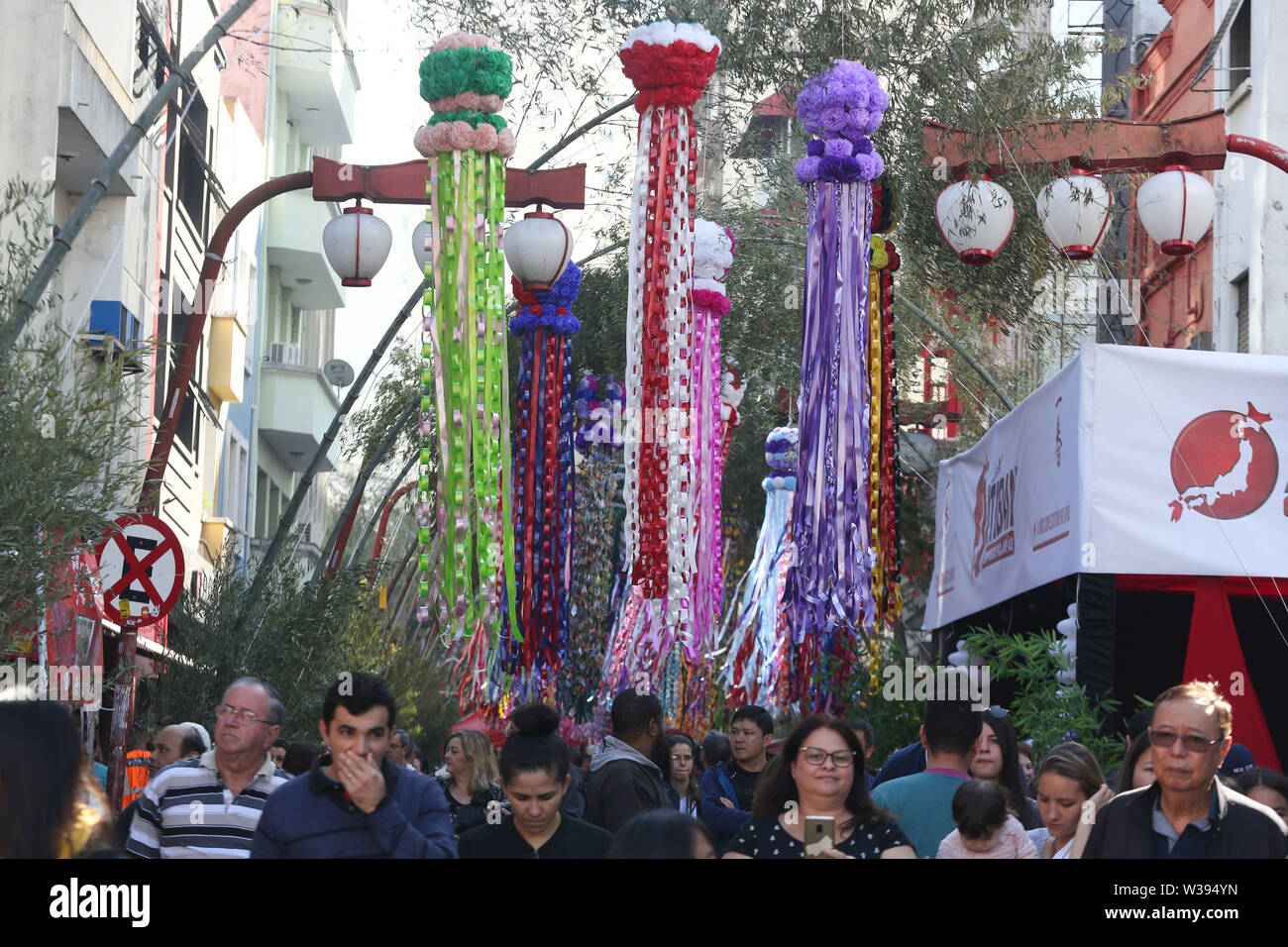 Sao Paulo, Brasile. 13 Luglio, 2019. I partecipanti di la quarantunesima edizione del Tanabata Matsuri (Star) il Festival che si svolge nel quartiere Liberdade, nel centro della capitale di Sao Paulo, il sabato. La manifestazione che si svolge a partire dagli anni 70, è gratuito e offre un programma pieno di giapponese spettacoli folcloristici e danze. La stima è che 200.000 persone passano attraverso il sito tra oggi e domani. Luglio 13, 2019. Credito: ZUMA Press, Inc./Alamy Live News Foto Stock