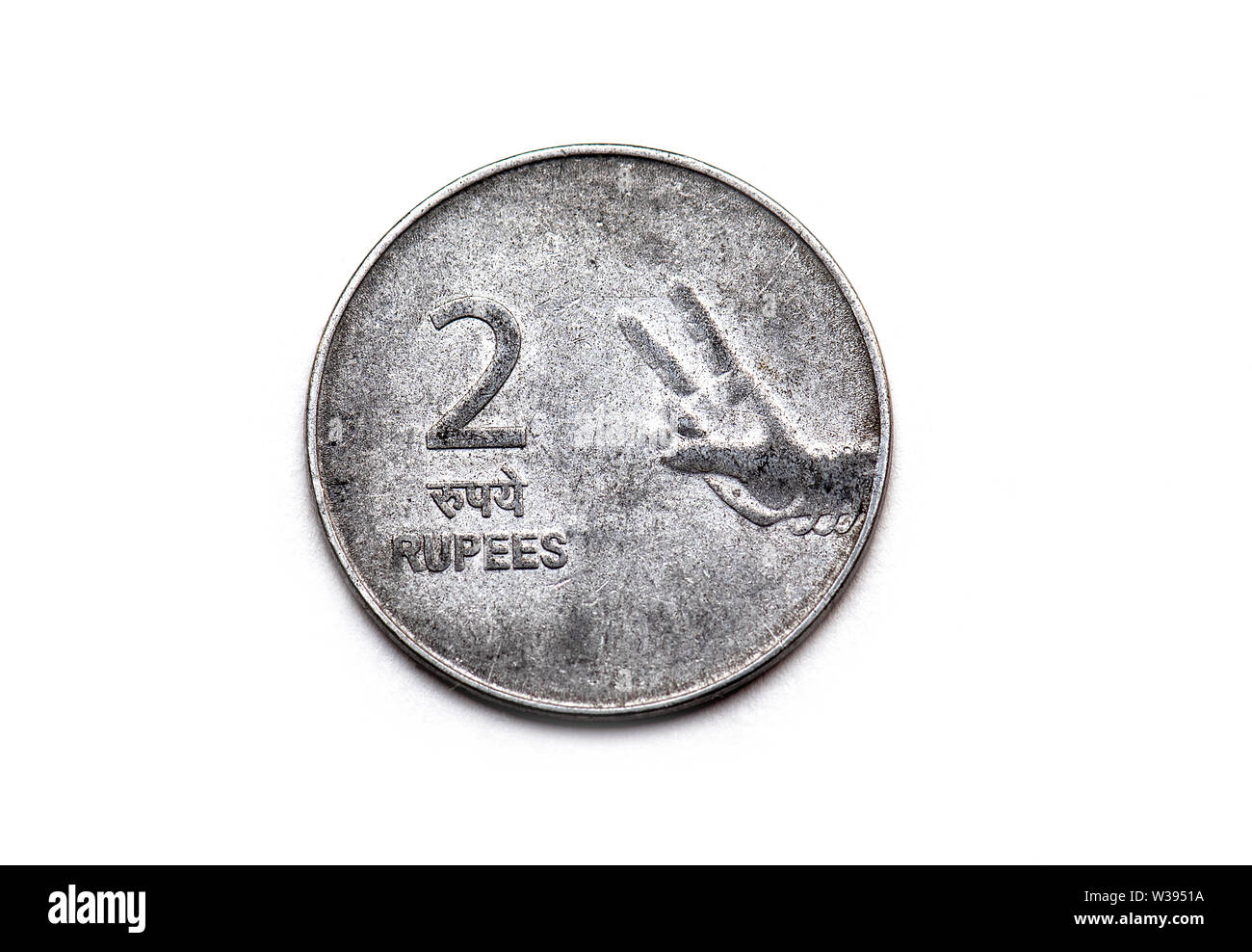 Vintage Two 2 Rupees ferro moneta isolato su sfondo bianco vista dall'alto Foto Stock
