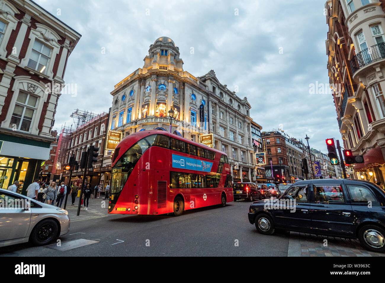 Shaftesbury Avenue, famosa per i suoi numerosi teatri, Londra. Foto Stock