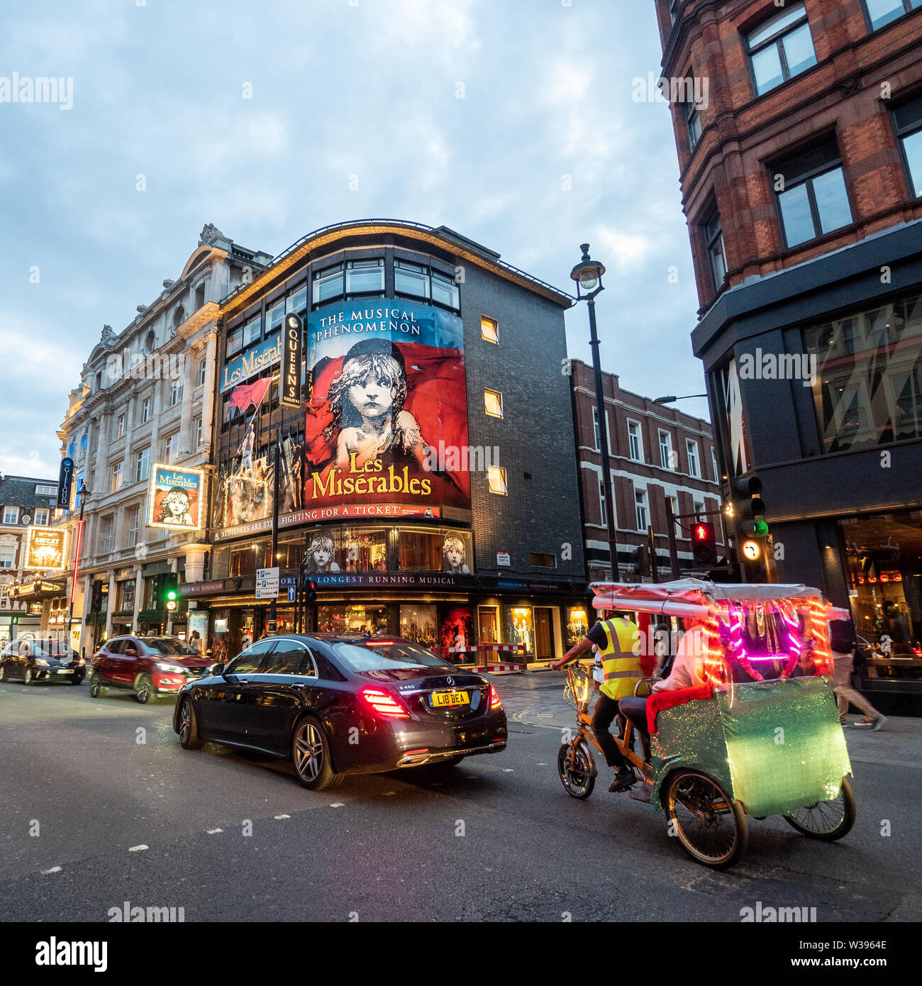 Shaftesbury Avenue, famosa per i suoi numerosi teatri, Londra. Foto Stock
