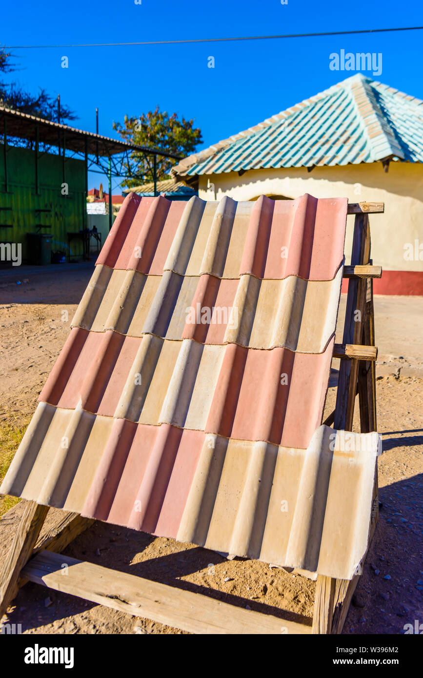 Tegole del tetto realizzato a partire da diversi materiali a un edificio scuola in Otjiwarongo, Namibia Foto Stock