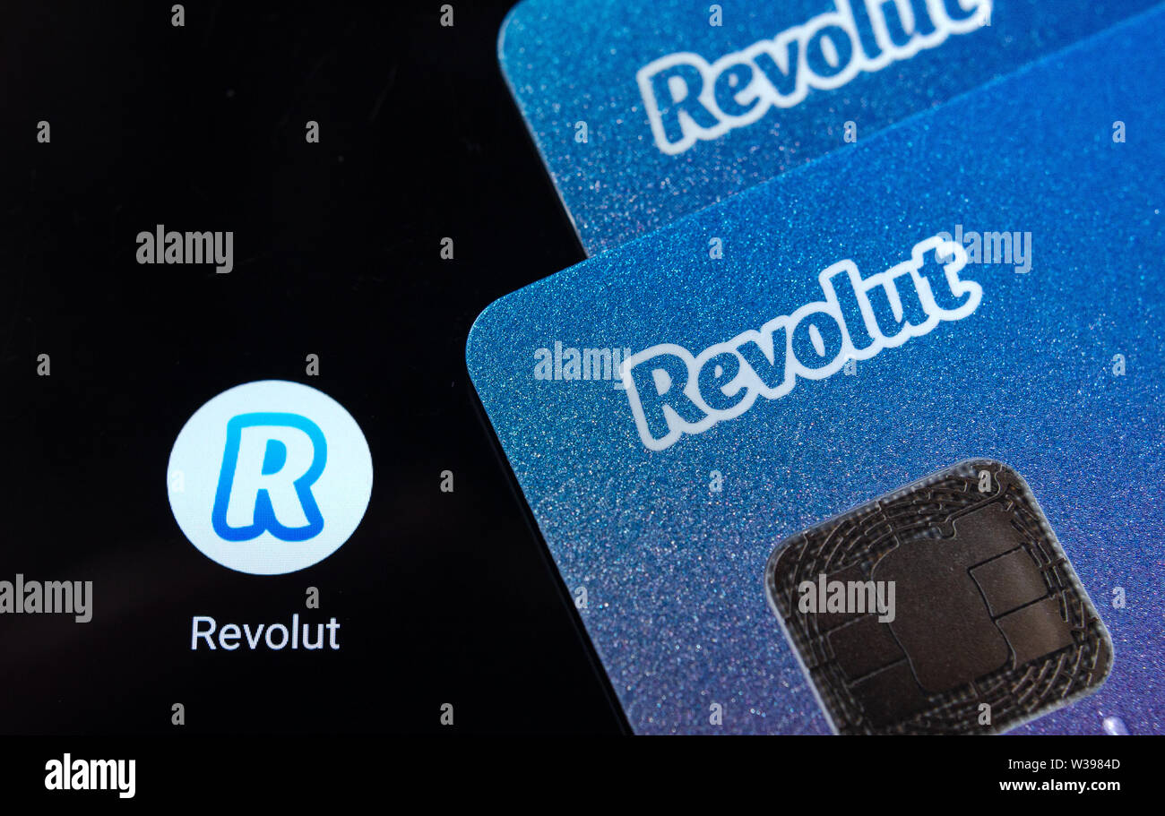 Revolut carta bancaria sullo schermo dello smartphone accanto all'icona dell'applicazione. Revolut Ltd è un regno unito tecnologia finanziaria società che offre servizi bancari. Foto Stock