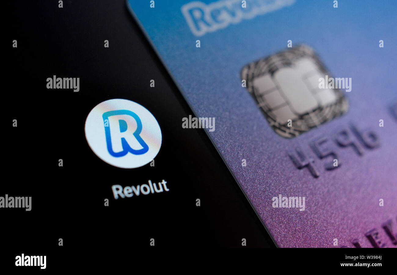 Revolut carta bancaria sullo schermo dello smartphone accanto all'icona dell'applicazione. Revolut Ltd è un regno unito tecnologia finanziaria società che offre servizi bancari. Foto Stock