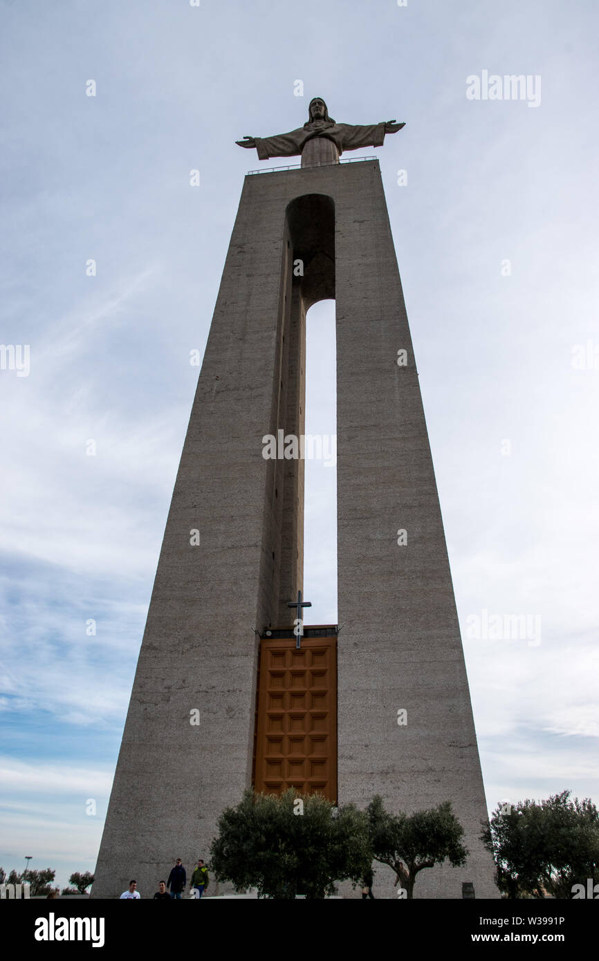 Il Santuario di Cristo Re, a Lisbona, ispirato da Cristo Redentore statua di Rio de Janeiro, Foto Stock