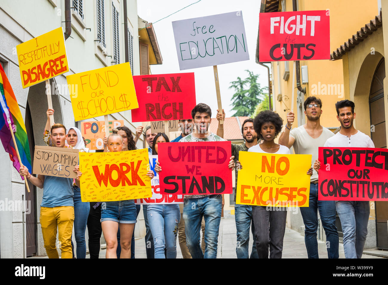 Gruppo di attivisti protesta all'aperto - folla dimostrando contro la disoccupazione, le tasse, il dumping salariale e le altre politiche e questioni sociali Foto Stock