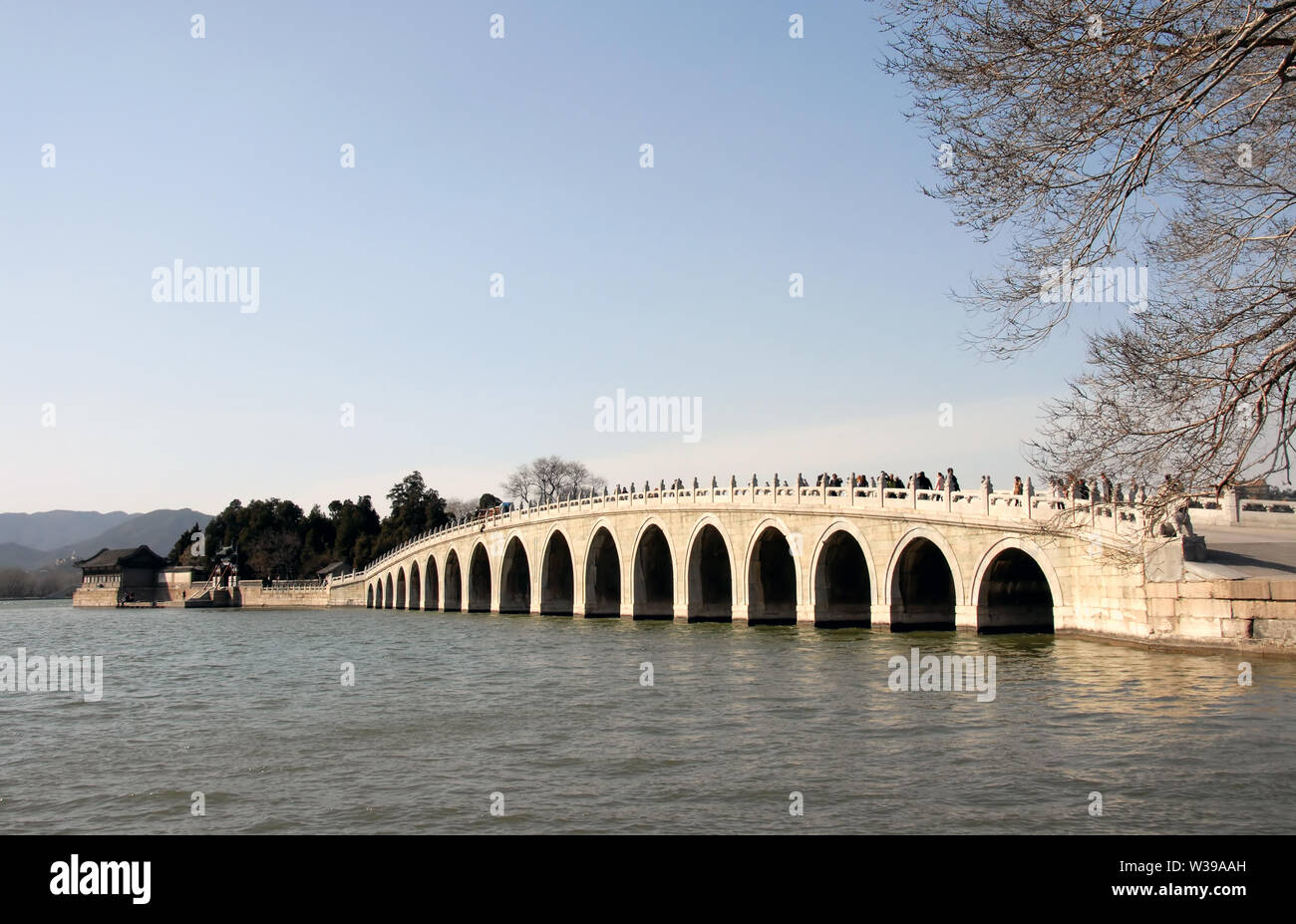 Palazzo d'estate a Pechino, Cina. I diciassette il ponte di Arco sul Lago Kunming, Palazzo d'Estate a Pechino. Il palazzo d'estate e 17 il ponte di Arco a Pechino. Foto Stock