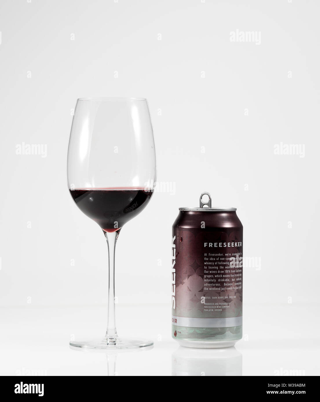 Libera Seeker Pinot Noir vino rosso in alluminio può Foto Stock
