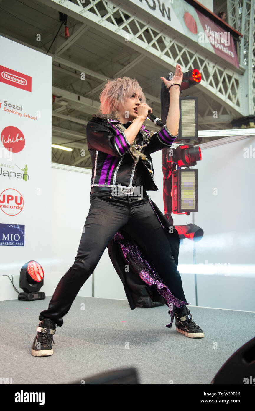 Londra, Regno Unito. 13 Luglio, 2019. Miura Ayme giapponese il tasto V artista cantare dal vivo a Hyper Giappone Festival 2019 - Giorno 2 dispone di shopping, intrattenimento, cosplay, moda e cibo dal Giappone il 13 luglio 2019, Olympia di Londra, Regno Unito. Credito: Quan Van/Alamy Live News Foto Stock