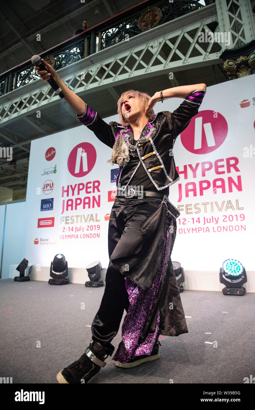 Londra, Regno Unito. 13 Luglio, 2019. Miura Ayme giapponese il tasto V artista cantare dal vivo a Hyper Giappone Festival 2019 - Giorno 2 dispone di shopping, intrattenimento, cosplay, moda e cibo dal Giappone il 13 luglio 2019, Olympia di Londra, Regno Unito. Credito: Quan Van/Alamy Live News Foto Stock