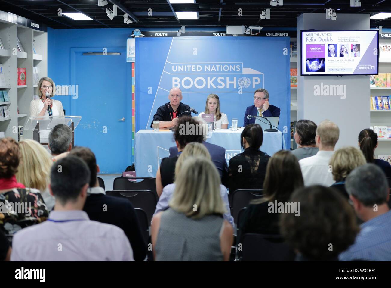 Nazioni Unite, New York, USA, luglio 11, 2019 - Ora fuori la democrazia degli Stakeholder: rappresentata la democrazia in un tempo di paura pubblicato da Routledge scritto da Felix Dodds e co-autori Jan-Gustav Strandenaes e Carolina Duque Chopitea oggi presso la sede delle Nazioni Unite a New York. Foto: Luiz Rampelotto/EuropaNewswire PHOTO CREDIT OBBLIGATORIO. Foto Stock