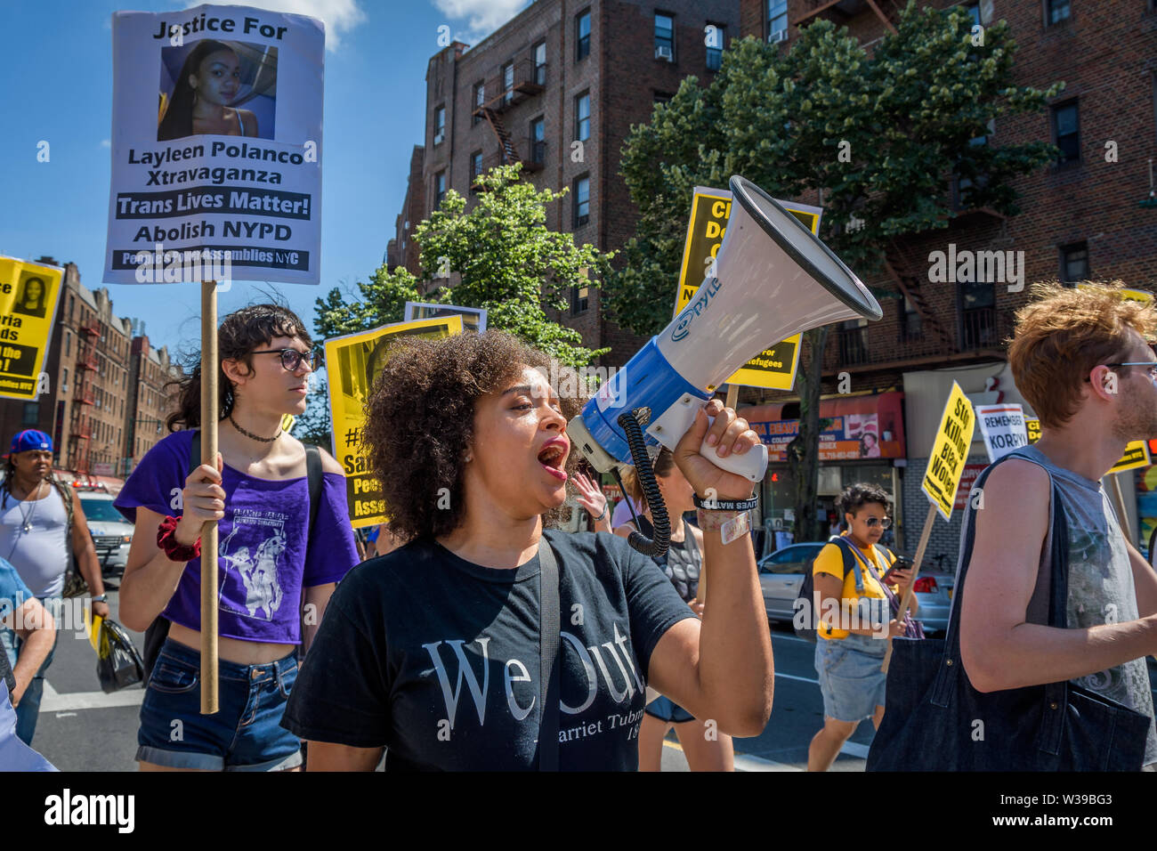 New York, Stati Uniti d'America. 13 Luglio, 2019. I membri del gruppo di attivisti del potere popolare i gruppi organizzati di NYC un rally e marzo a Brooklyn per ricordare ed elevare la vita di Sandra blando e altre donne nere che sono morti nelle mani della polizia e di altri agenti dello Stato. Luglio xiii segna il quarto anniversario di Sandra blanda della morte. Ella si trovò appeso in una cella di prigione tre giorni dopo essere stato violentemente arrestati per una presunta violazione del codice della strada. Credito: Erik McGregor/ZUMA filo/ZUMAPRESS.com/Alamy Live News Foto Stock