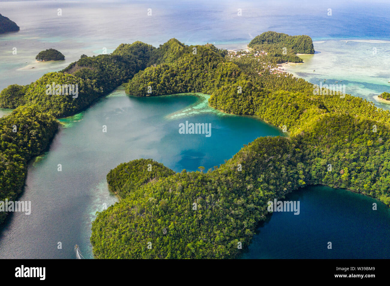 Vista aerea della laguna Sugba. Bellissimo paesaggio con mare blu lagoon, Parco Nazionale, Siargao Island, Filippine Foto Stock