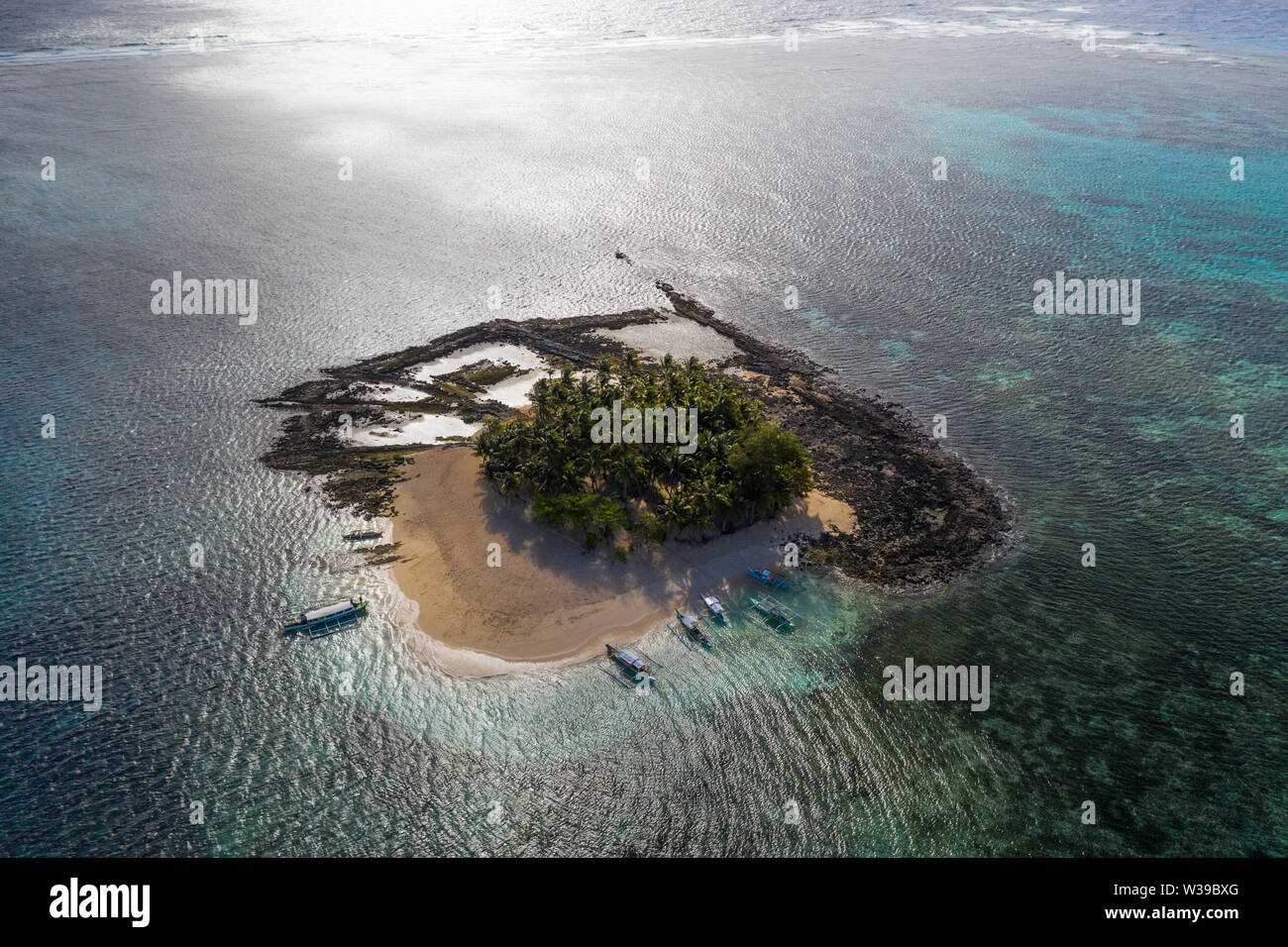 Guyam Isola, Siargao, Filippine - spiaggia tropicale con acqua blu e palme Foto Stock