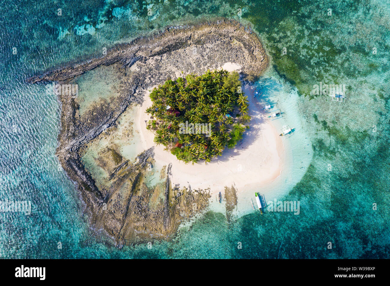 Guyam Isola, Siargao, Filippine - spiaggia tropicale con acqua blu e palme Foto Stock
