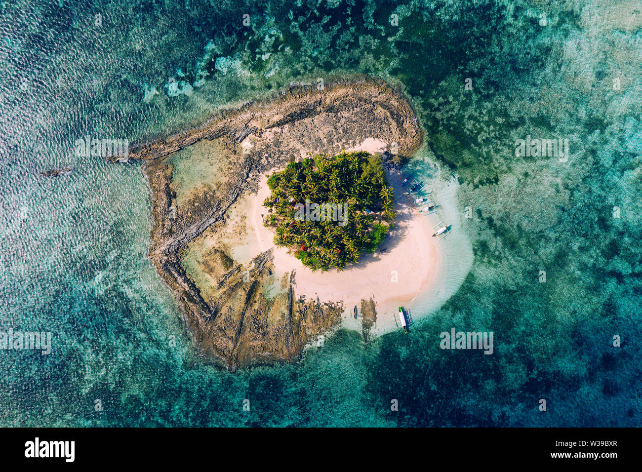 Guyam Isola, Siargao, Filippine - spiaggia tropicale con acqua blu e palme Foto Stock