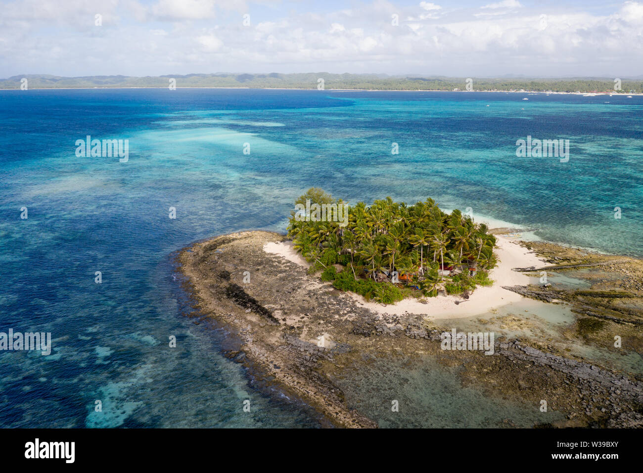 Guyam Isola, Siargao, Filippine - spiaggia tropicale con acqua blu e palme Foto Stock
