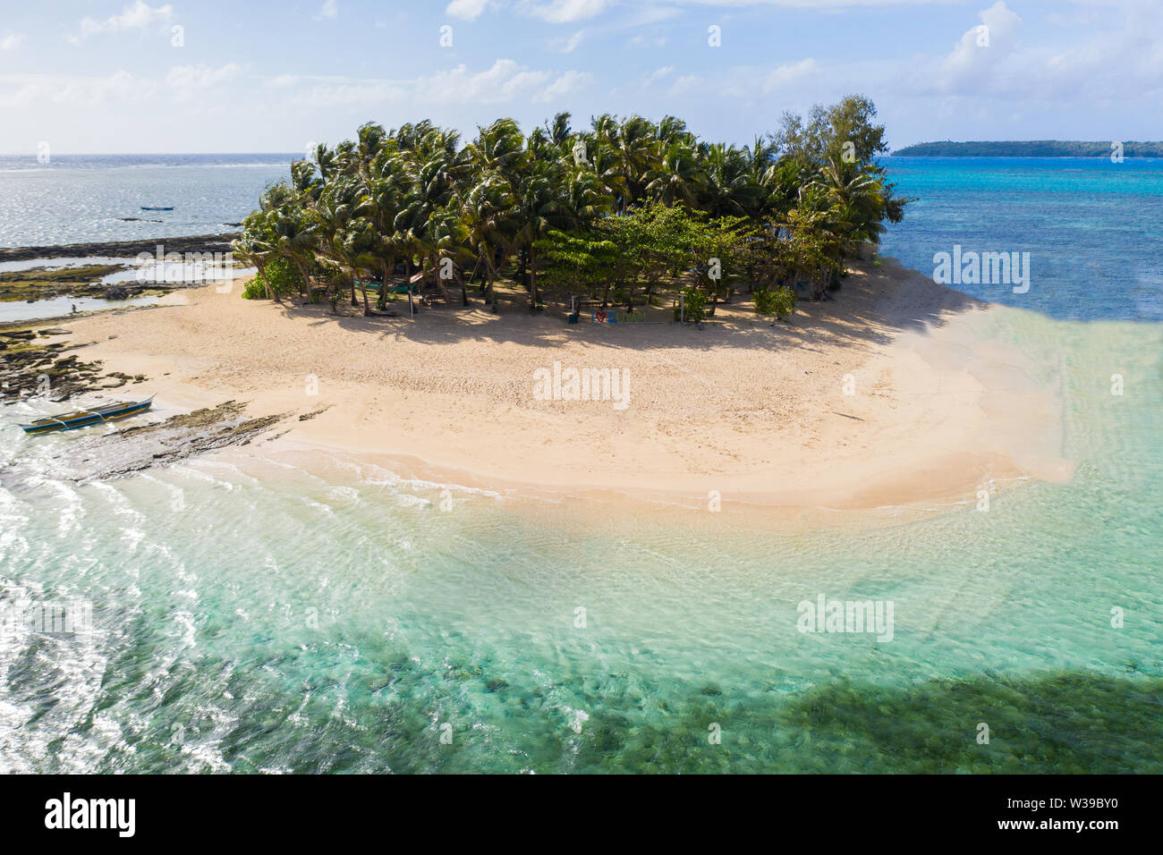 Guyam Isola, Siargao, Filippine - spiaggia tropicale con acqua blu e palme Foto Stock