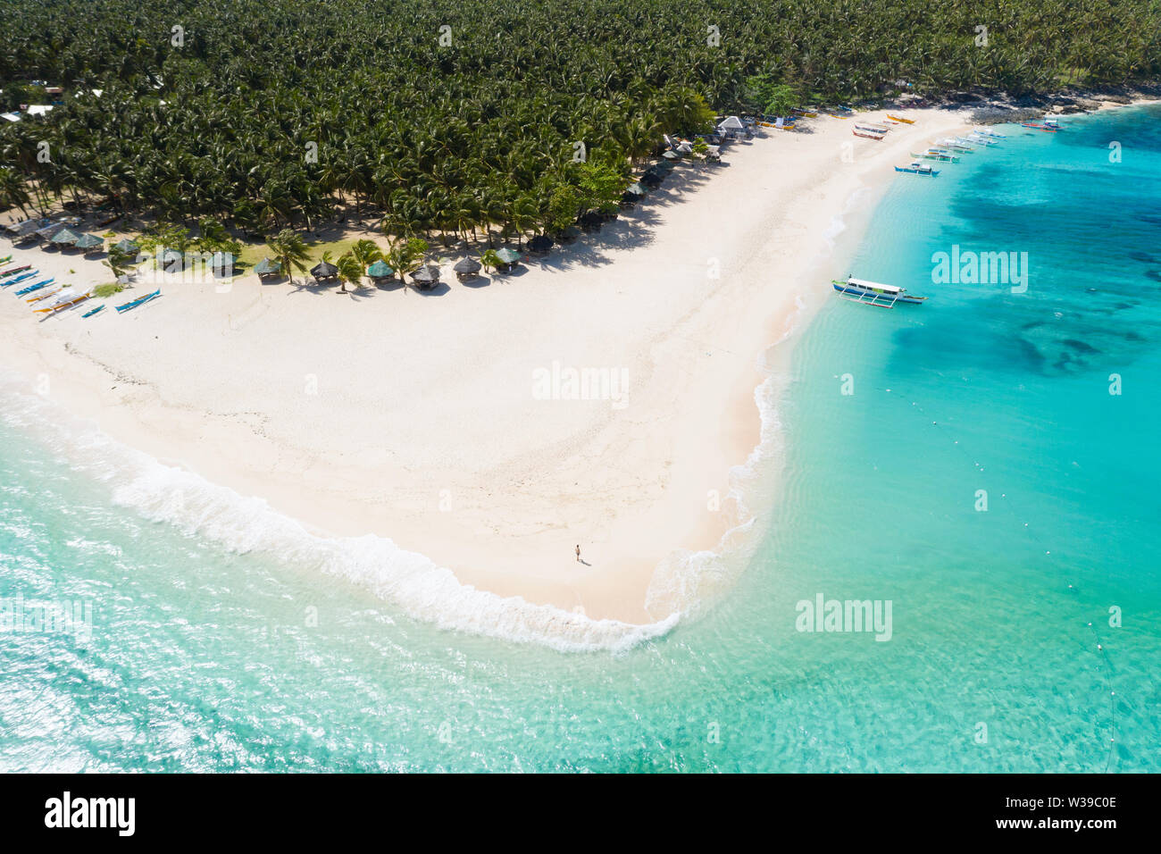 Daku Isola, Siargao, Filippine - spiaggia tropicale con acqua blu e palme Foto Stock