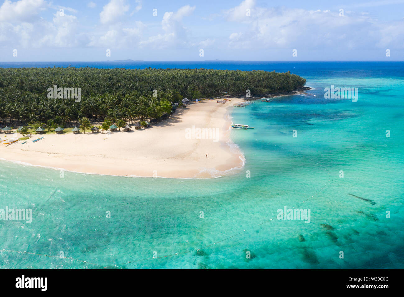 Daku Isola, Siargao, Filippine - spiaggia tropicale con acqua blu e palme Foto Stock