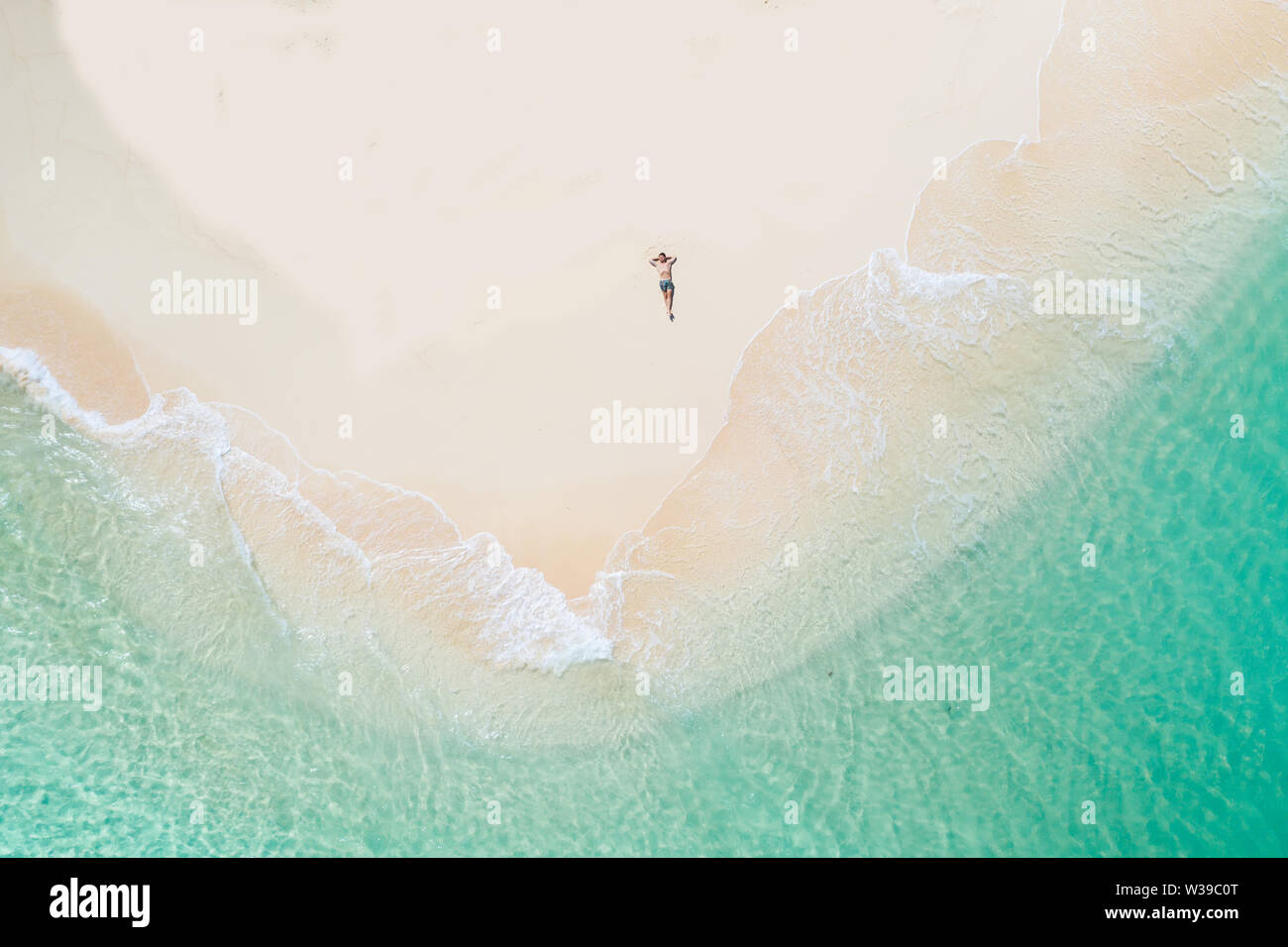 Daku Isola, Siargao, Filippine - spiaggia tropicale con acqua blu e palme Foto Stock