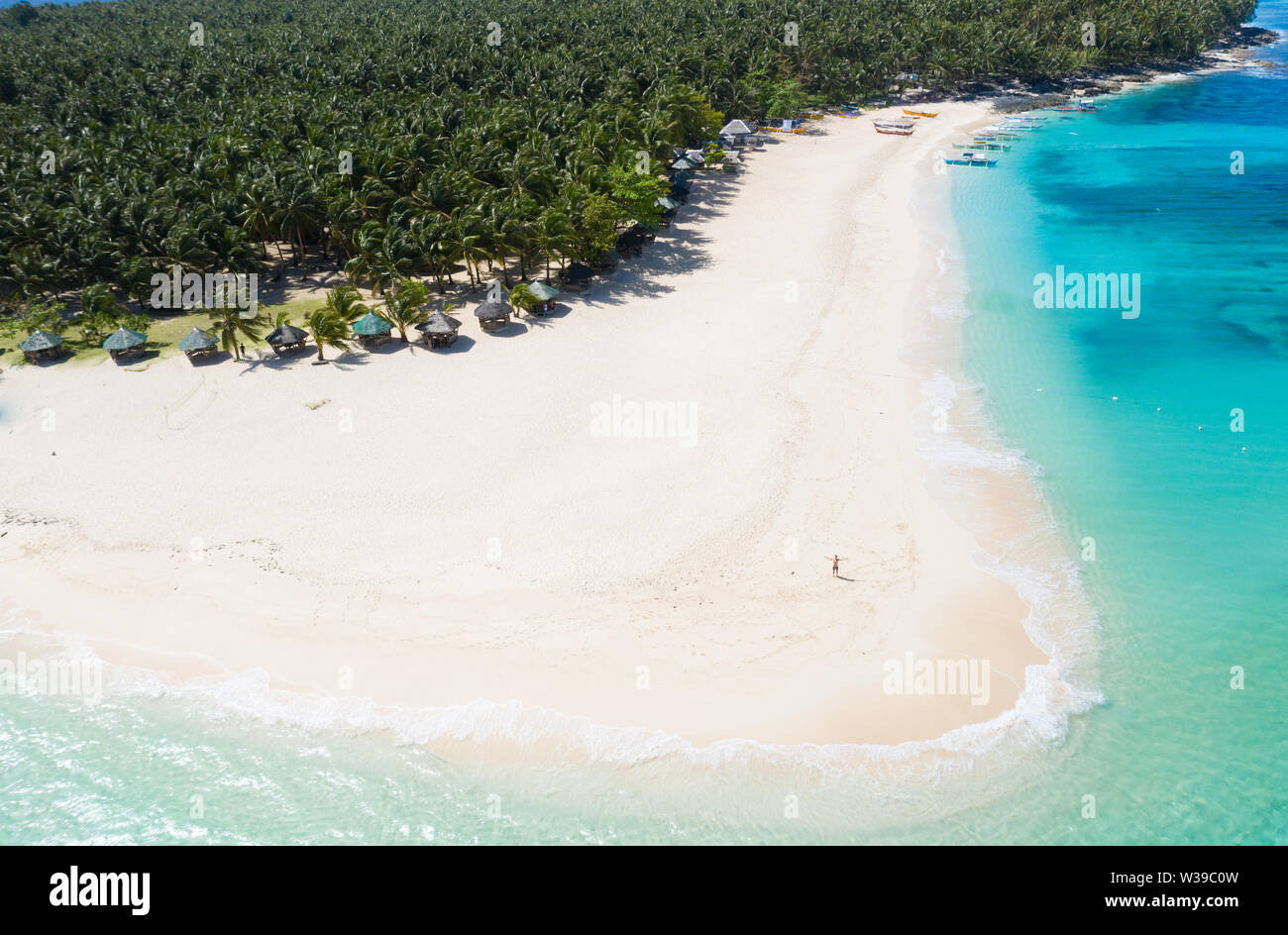 Daku Isola, Siargao, Filippine - spiaggia tropicale con acqua blu e palme Foto Stock