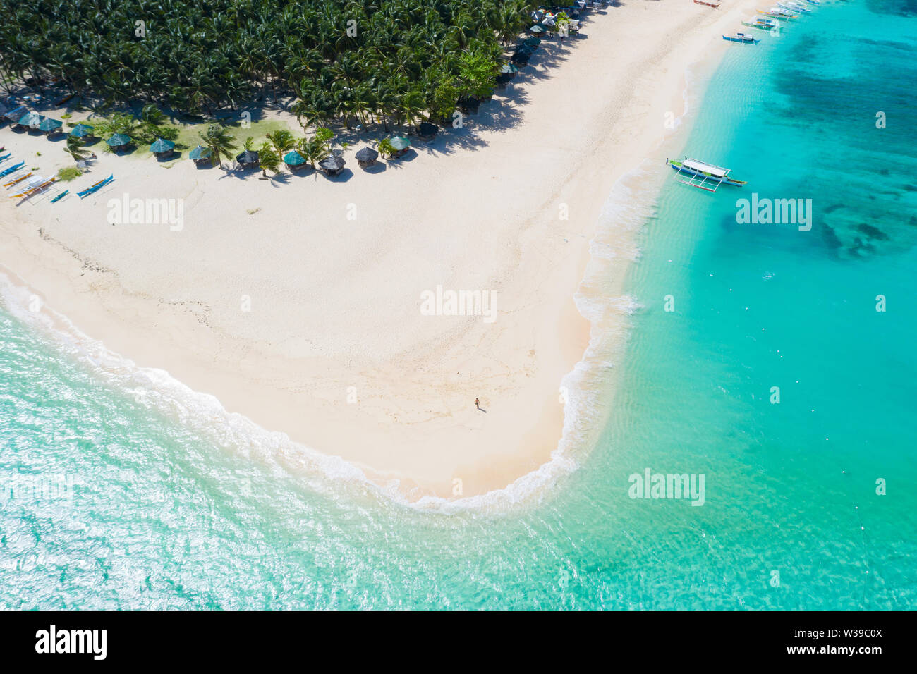 Daku Isola, Siargao, Filippine - spiaggia tropicale con acqua blu e palme Foto Stock