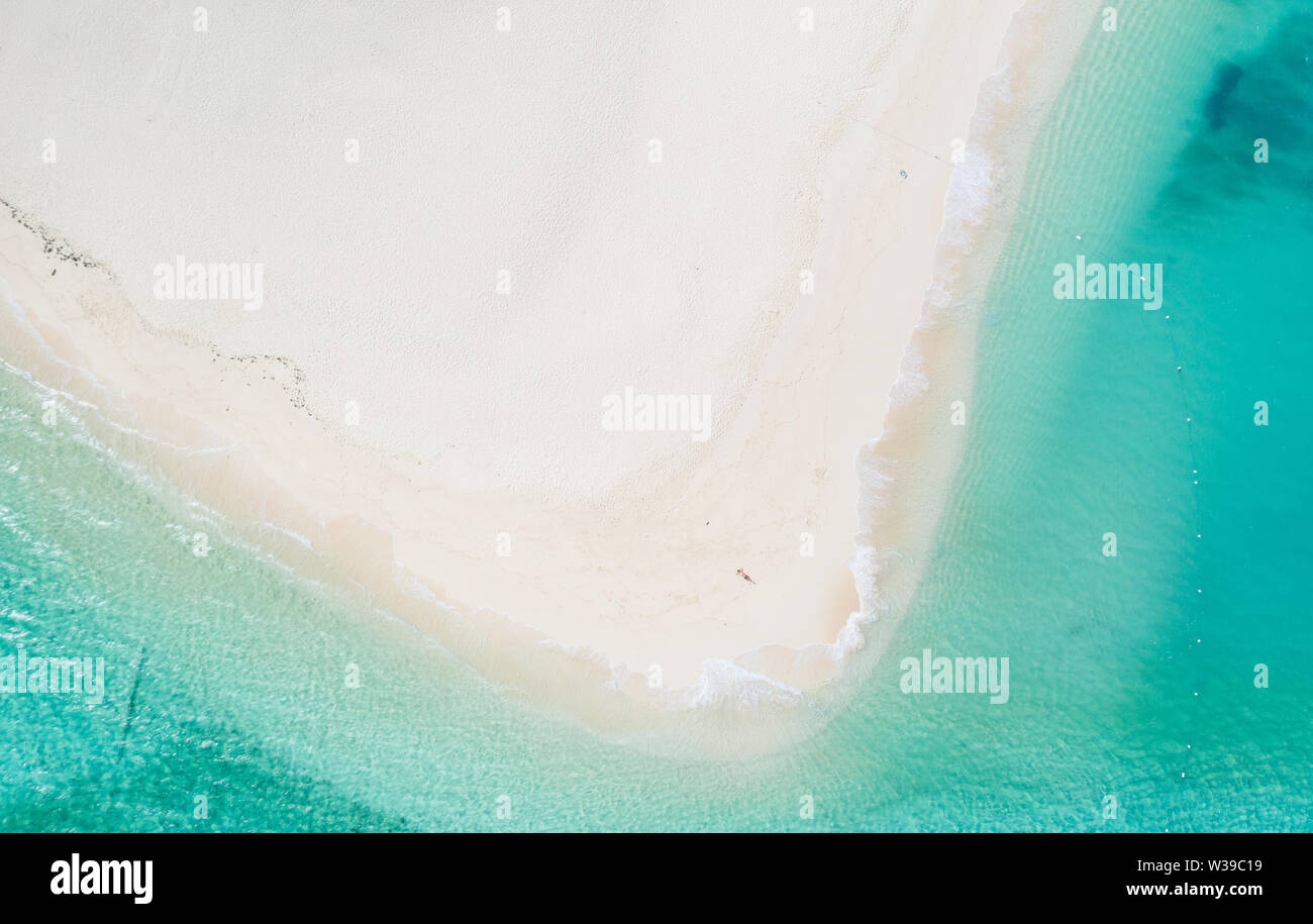 Daku Isola, Siargao, Filippine - spiaggia tropicale con acqua blu e palme Foto Stock