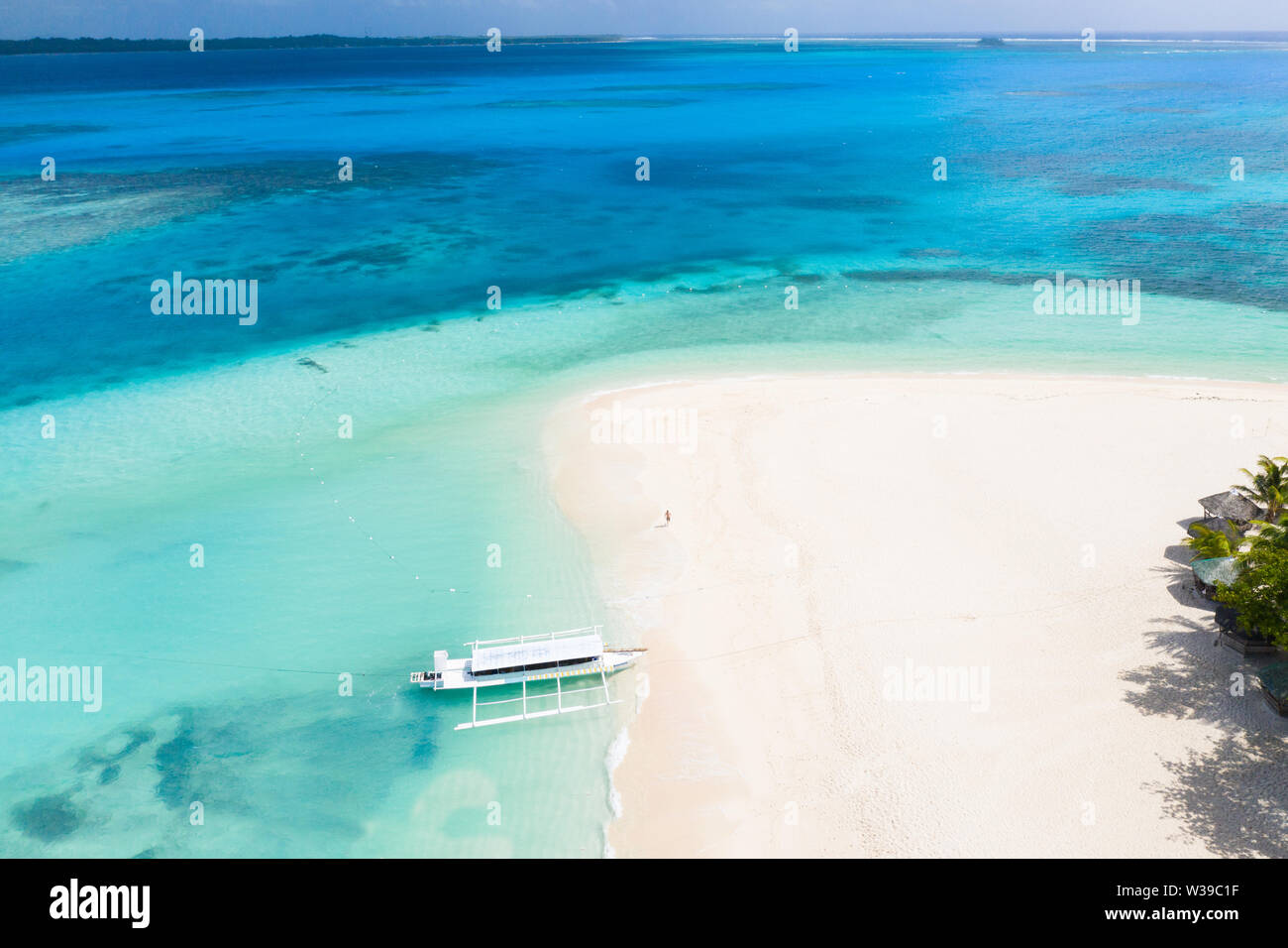 Daku Isola, Siargao, Filippine - spiaggia tropicale con acqua blu e palme Foto Stock