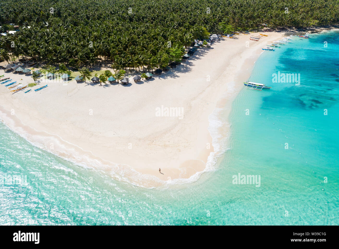 Daku Isola, Siargao, Filippine - spiaggia tropicale con acqua blu e palme Foto Stock