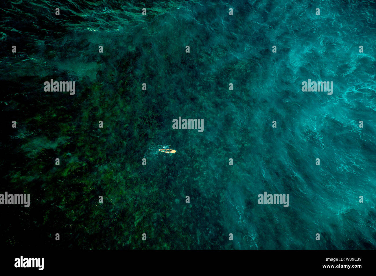 Surfer a Clpud 9 pier in Siargao, Filippine - Vista aerea di surfers nuotare nell'oceano Foto Stock