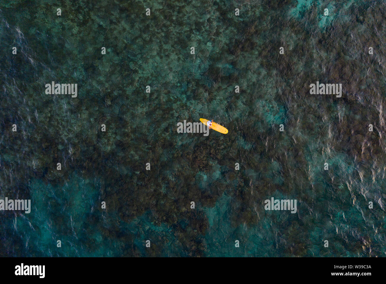 Surfer a Clpud 9 pier in Siargao, Filippine - Vista aerea di surfers nuotare nell'oceano Foto Stock