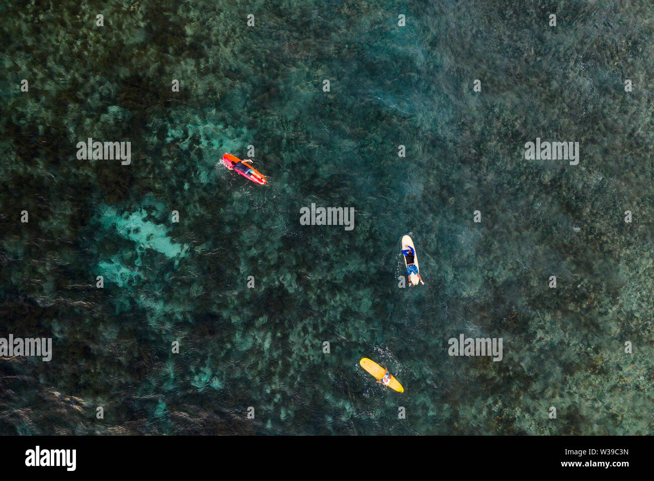 Surfer a Clpud 9 pier in Siargao, Filippine - Vista aerea di surfers nuotare nell'oceano Foto Stock