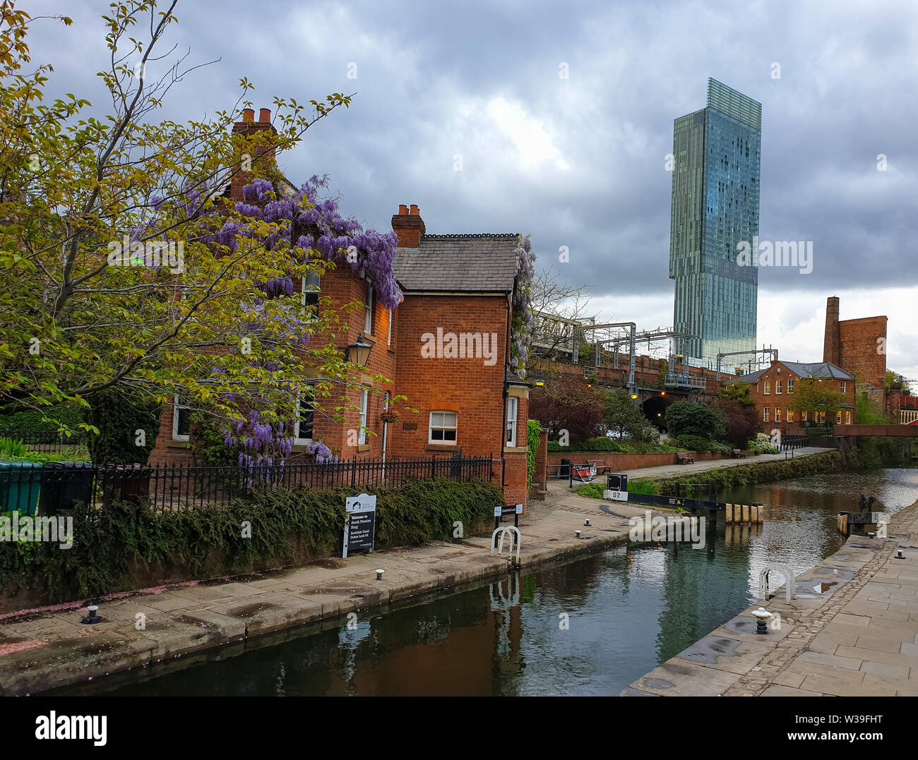 Manchester, Regno Unito - 25 Aprile 2019: scena atmosferica del vittoriano ristrutturato il sistema di canale in Castlefield area di Manchester Foto Stock