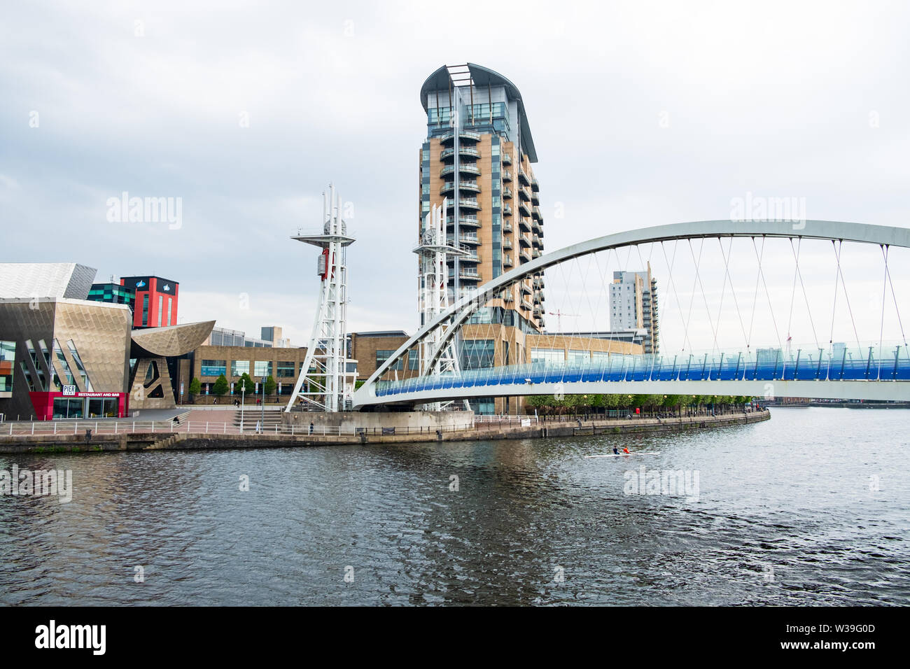 Manchester, Regno Unito - 24 Aprile 2019: Millenium Bridge a Salford Quays sulle rive del Manchester Ship Canal a Salford e Trafford, Foto Stock