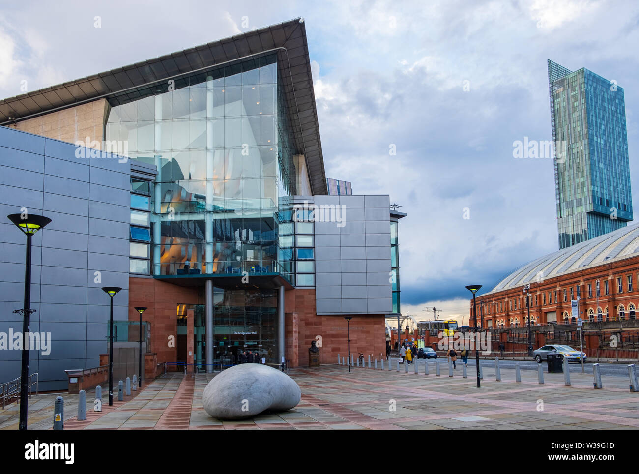 Manchester, Regno Unito - 25 Aprile 2019: la Bridgewater Hall di fronte al Manchester Central Conference Centre. La Bridgewater Hall è un Ospiti int Foto Stock