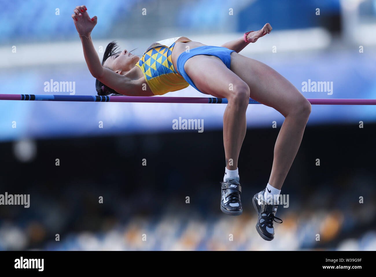 Napoli, Italia. 13 Luglio, 2019. Iryna Gerashchenko dell'Ucraina compete durante la finale di donne salto in alto al trentesimo Universiade estiva a Napoli, Italia, il 13 luglio 2019. Credito: Zheng Huansong/Xinhua/Alamy Live News Foto Stock