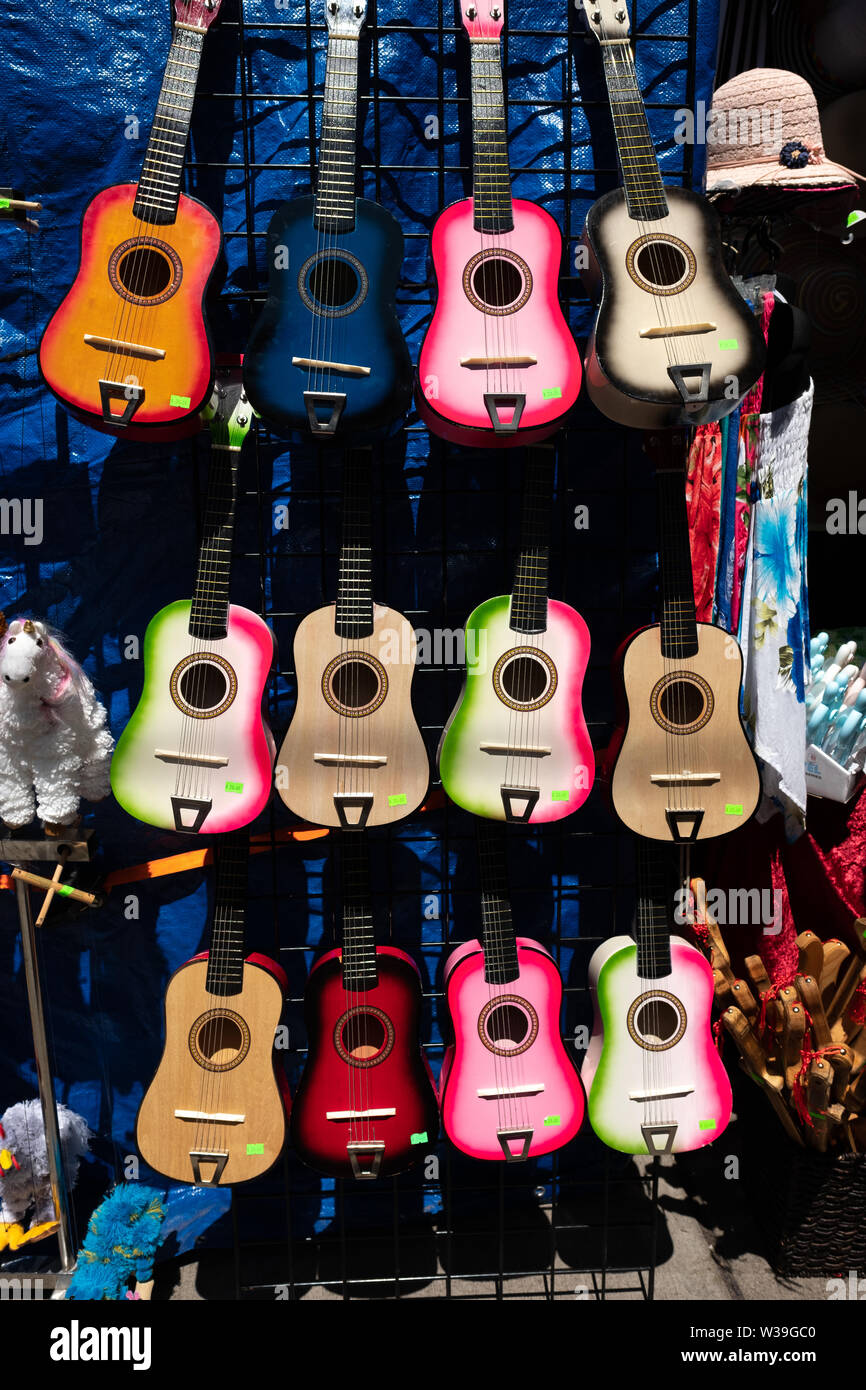 Bambini colorati di chitarre sul display per la vendita su un mercato di strada a Pittsburgh's Strip District, Pennsylvania, STATI UNITI D'AMERICA Foto Stock