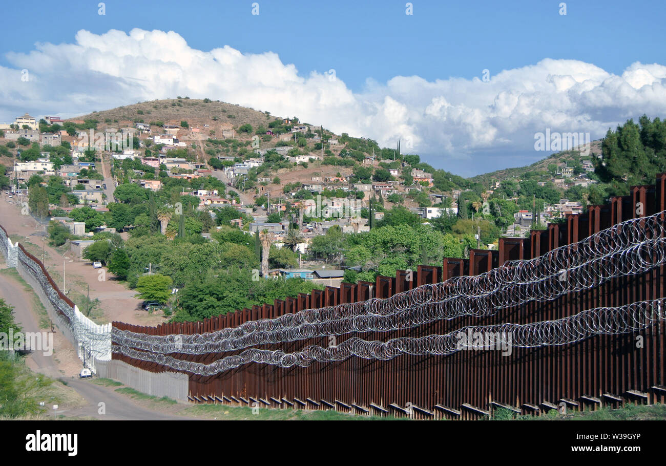 Recinzione di confine in Nogales Arizona sul confine messicano Foto Stock
