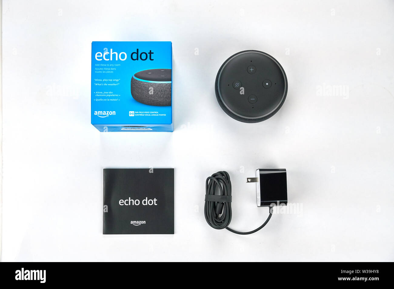 MONTREAL, Canada - 17 dicembre 2018: Amazon Eco Dot unboxed su sfondo bianco. Amazon Echo e Echo Dot sono un marchio di altoparlanti intelligente sviluppato Foto Stock