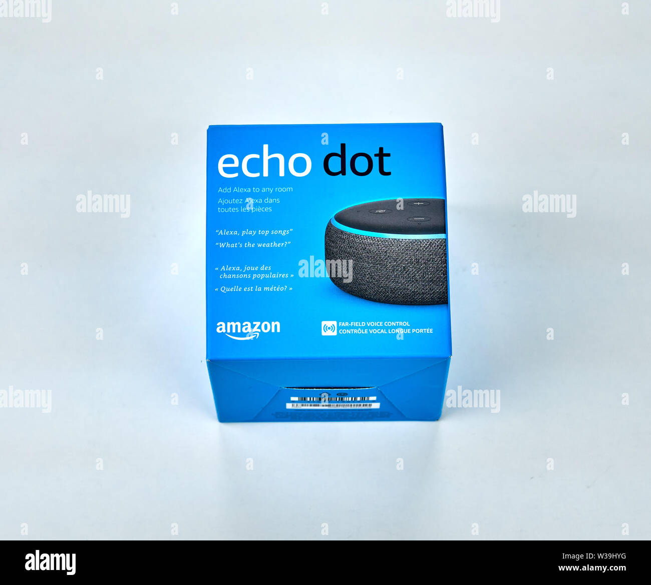 MONTREAL, Canada - 17 dicembre 2018: Amazon Echo e Echo Dot con box su sfondo bianco. Amazon Echo e Echo Dot sono un marchio di smart altoparlanti Foto Stock
