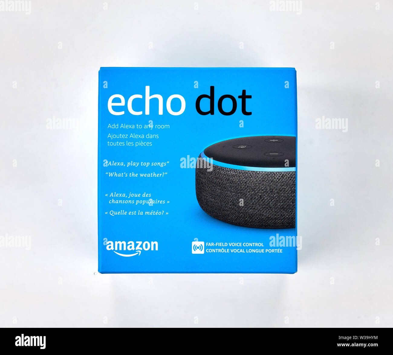 MONTREAL, Canada - 17 dicembre 2018: Amazon Echo e Echo Dot con box su sfondo bianco. Amazon Echo e Echo Dot sono un marchio di smart altoparlanti Foto Stock