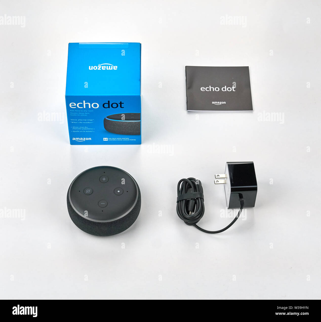 MONTREAL, Canada - 17 dicembre 2018: Amazon Eco Dot unboxed su sfondo bianco. Amazon Echo e Echo Dot sono un marchio di altoparlanti intelligente sviluppato Foto Stock