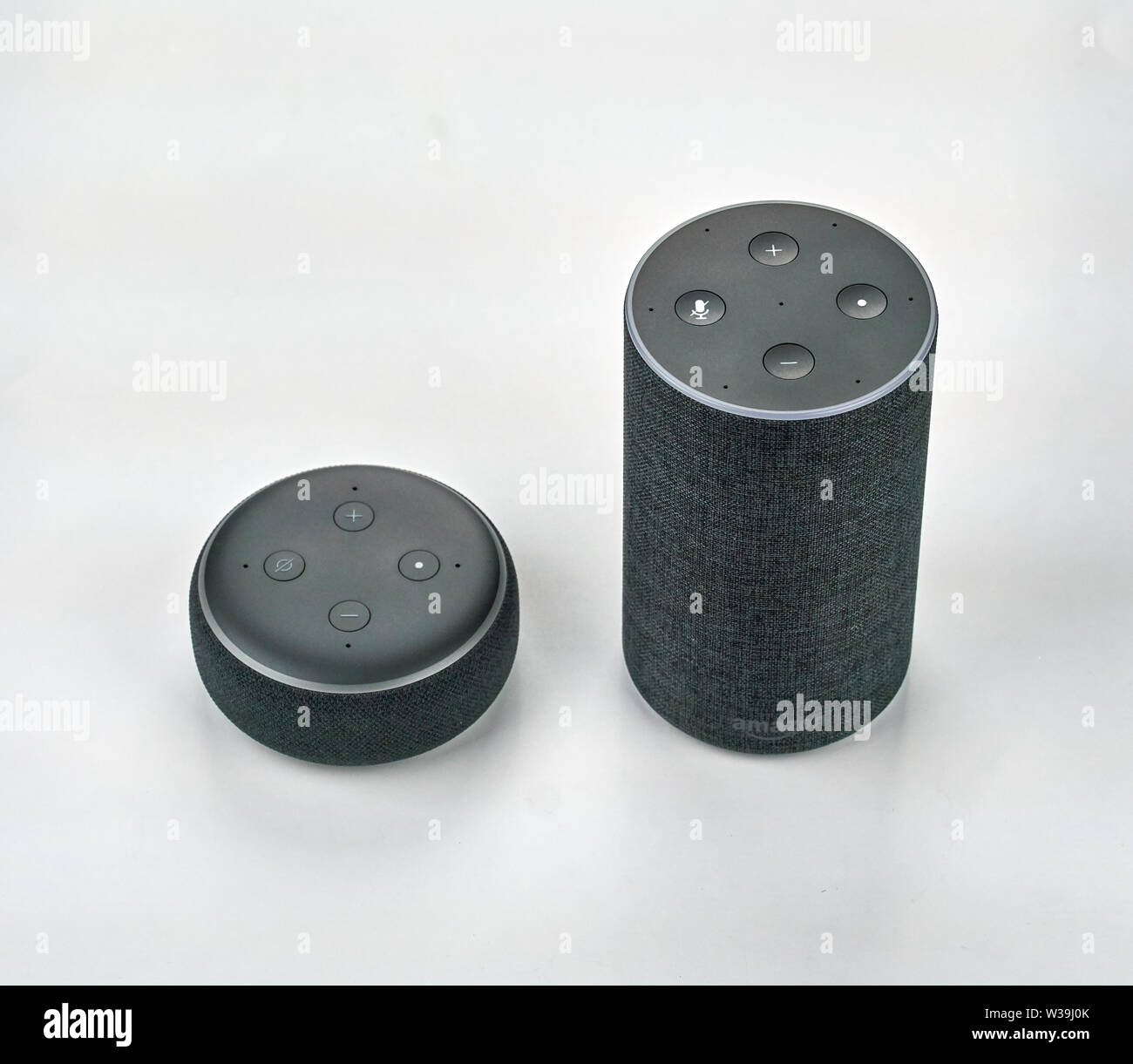 MONTREAL, Canada - 17 dicembre 2018: Amazon Echo e Echo Dot su sfondo bianco. Amazon Echo e Echo Dot sono un marchio di altoparlanti intelligente sviluppato Foto Stock
